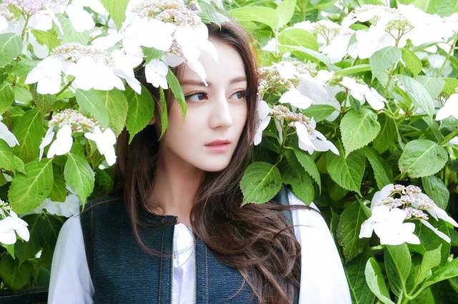 上了跑男的迪丽热巴秒变小男孩,而她的底妆和