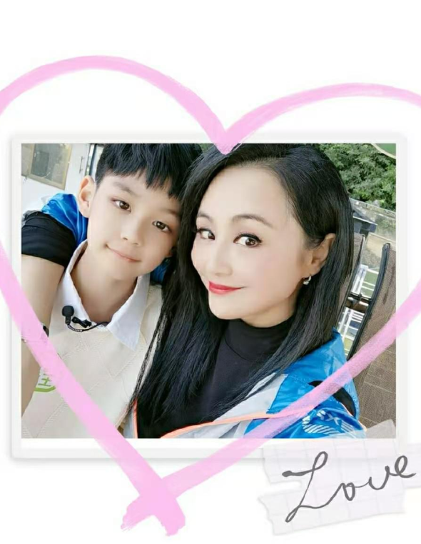 前央视主持人曹颖儿子近照曝光,高颜值惊艳众人