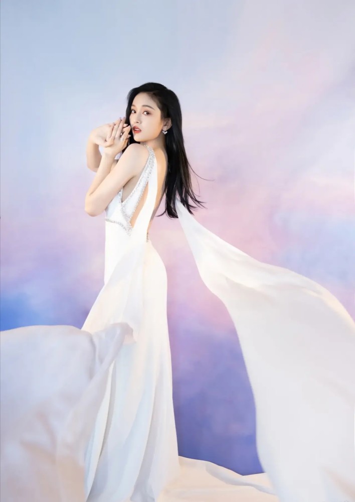 吴宣仪身穿一袭白裙如仙女美丽时尚