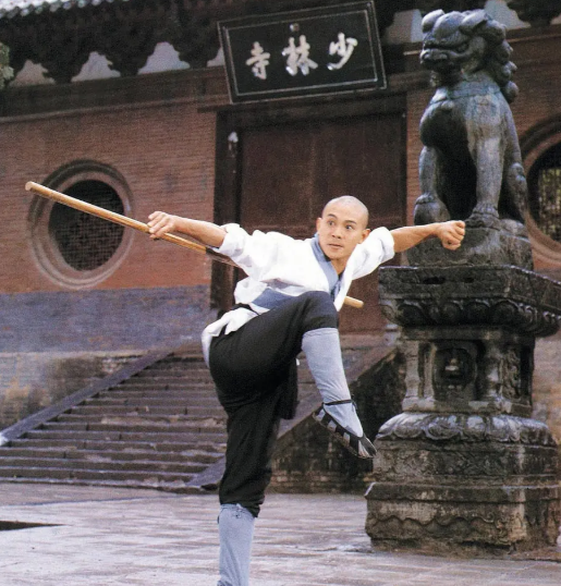 1980年初,香港中原电影公司奔赴内地开拍《少林寺》,影片在当时得到