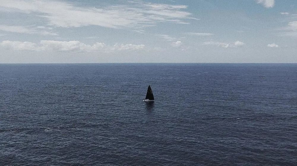成群结队 看着好快活 海里的鱼儿 你们是否和我一样充满恐慌呢 我的