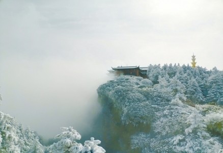 1月7日,峨眉山金顶,"南国雪世界"再次迎来降雪,一片玉树琼花,银装素裹