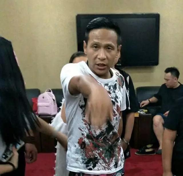 还有宋小宝在酒店耍大牌事件,被媒体曝出和女粉丝有染;最美徒弟任娇被