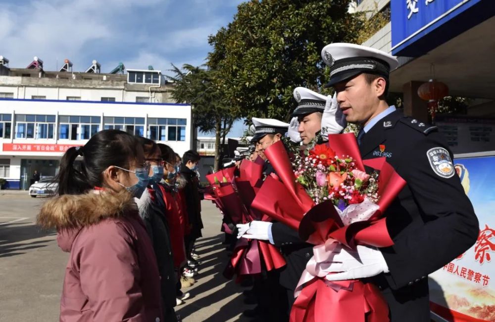 警察叔叔很辛苦,很温暖,祝警察叔叔节日快乐!"(通讯员 李政平)