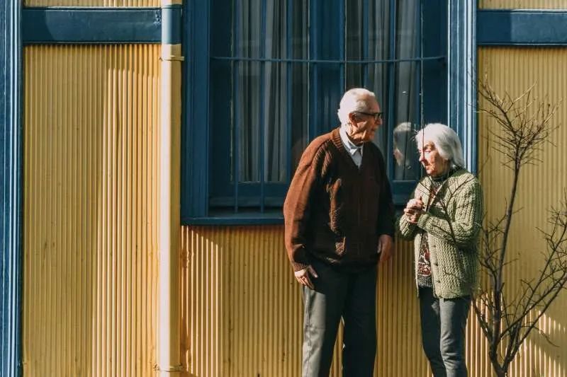 孤独老人不想住养老院,过去20年,这种"老年村落"在美国遍地开花