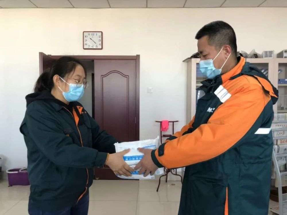 为一线工作人员发放防疫物资
