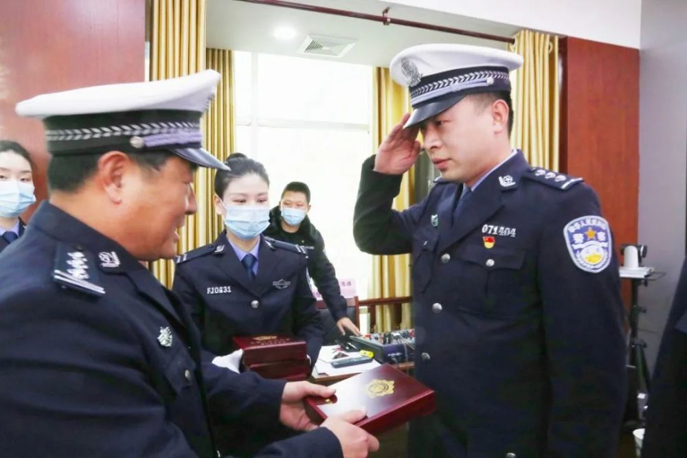 魏开平同志依次为从警30年,20年,10年的民警颁发从警特定年限纪念章