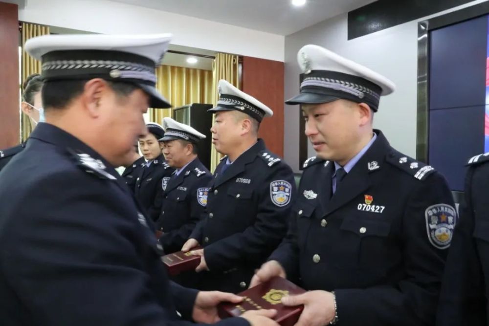 魏开平同志依次为从警30年,20年,10年的民警颁发从警特定年限纪念章