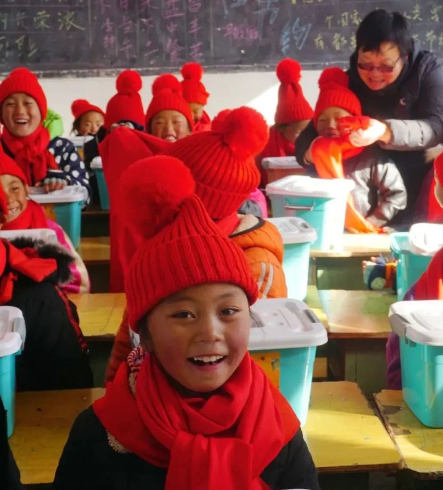 一起戴上小红帽的孩子们 露出最纯真的笑脸: "谢谢你们!新年快乐!"