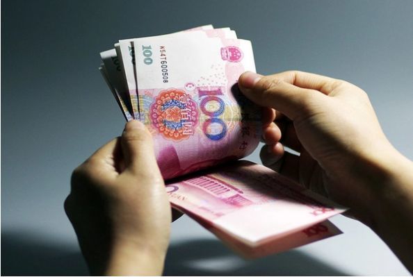 手握30万现金,还在存定期?银行行长:这样存年息轻松过
