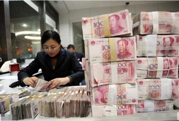 手握30万现金,还在存定期?银行行长:这样存年息轻松过