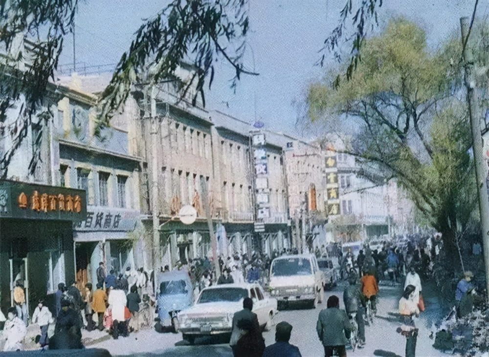 80年代长春大马路一带的城市街景,当年这一带店铺林立,道路上车辆人往