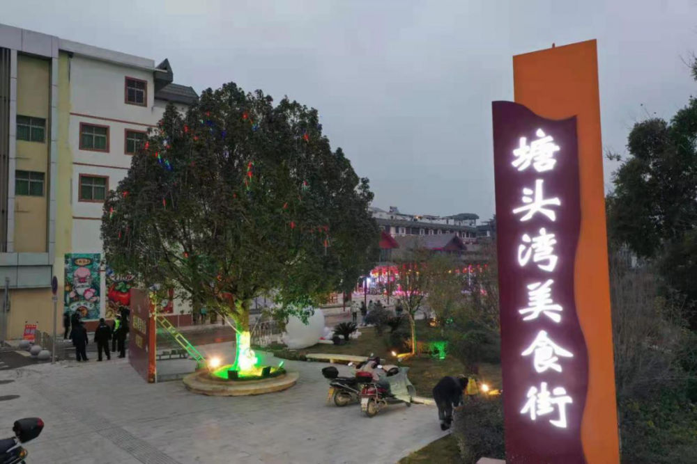 赣州信丰新增一网红美食街小吃众多夜景很美