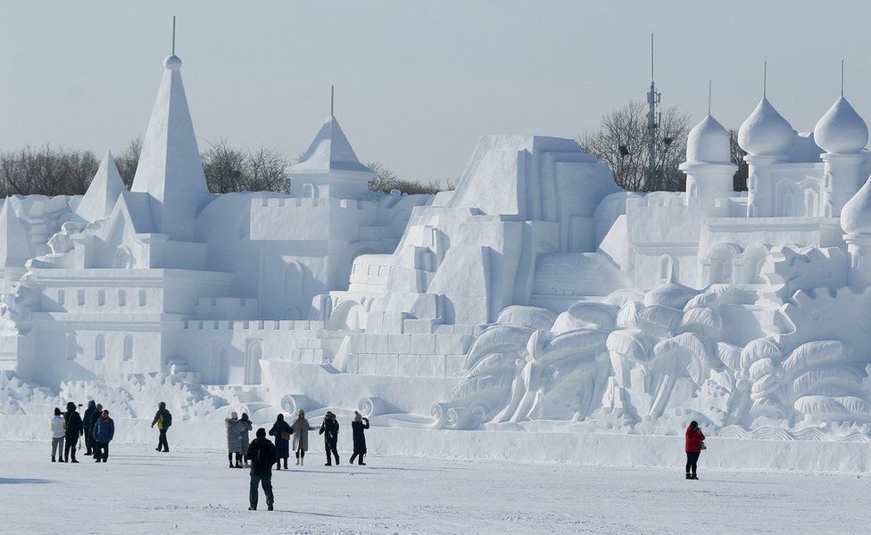 哈尔滨冰雪节冰冻城堡,迷幻如童话世界,施工队引英媒点赞