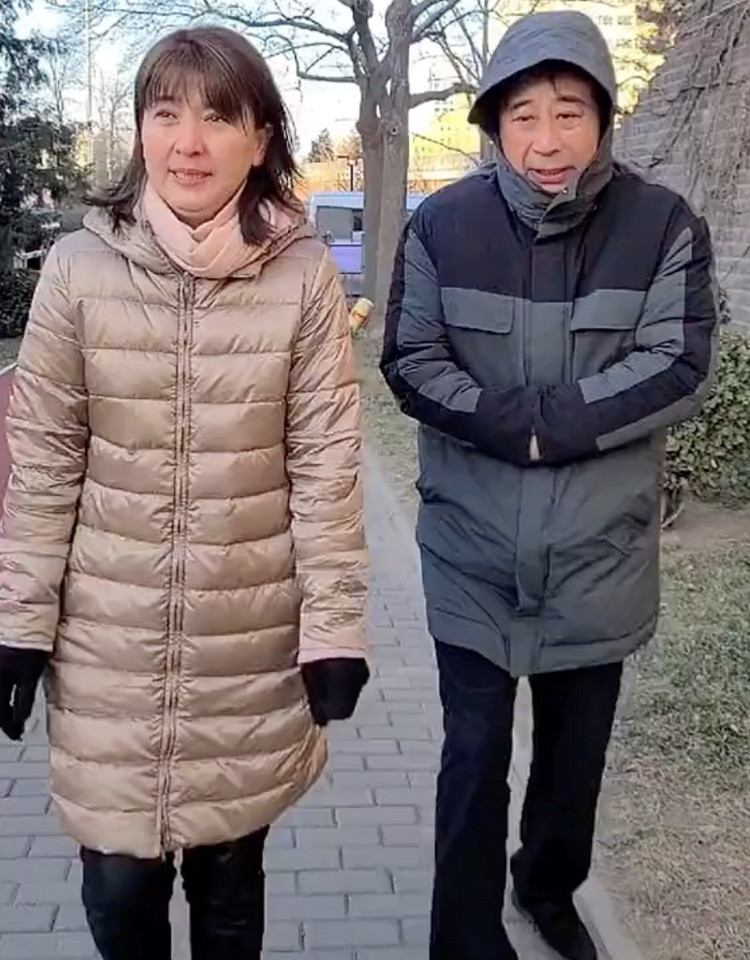 冯巩与闫学晶同框,穿羽绒服冻得脸通红,并扬言说要重返青春