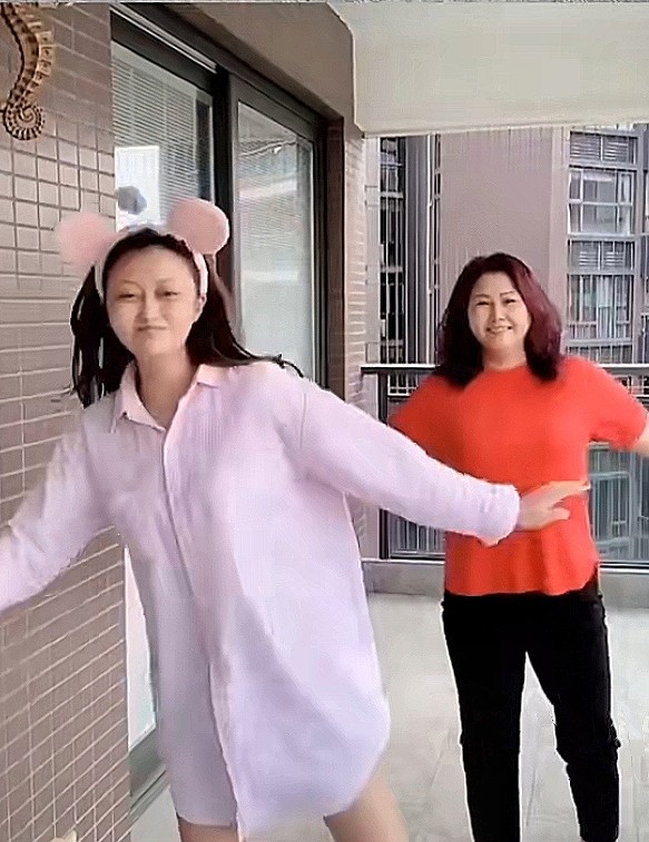 孙侨潞妈妈生日直播数次哽咽,感谢女儿好友暖心陪伴,首次谈及孙侨潞