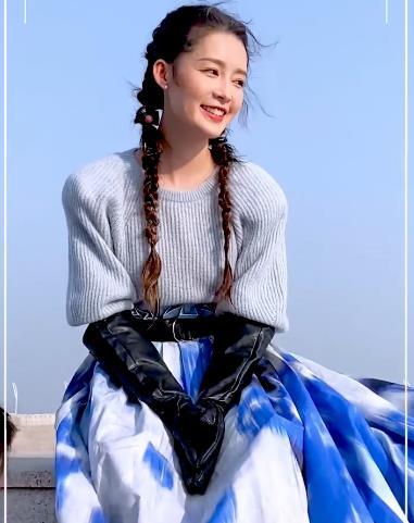 双手放在冰凉的石面上凹造型,还好李沁戴了厚手套,造型师还是很机智的