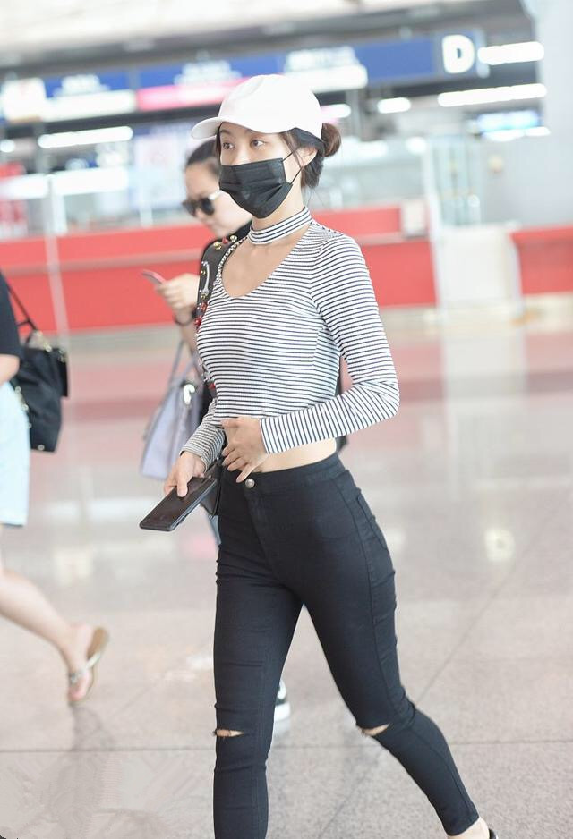 李菲儿机场为抢镜,穿条纹衫下摆剪掉5cm秀腰,身材好就该这么穿