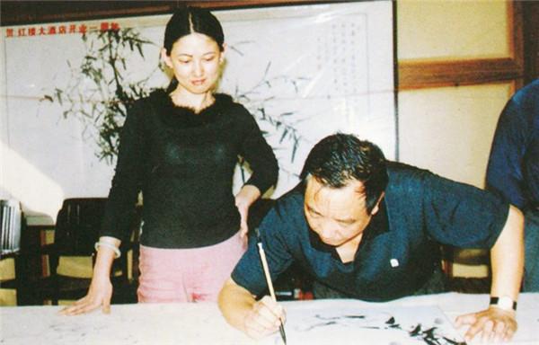 女子拿一幅画鉴宝,专家说:假的,女子:你们知道我的身份吗?