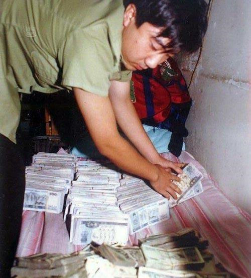 她是"中国第一悍匪"白宝山的情人,2005年出狱后,她去