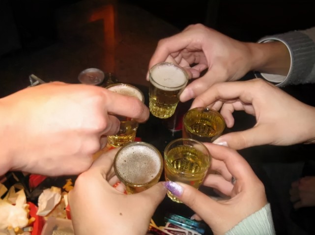 不论是在饭局上,还是酒桌上,其实想要快速和一个对象建立起联系,敬酒