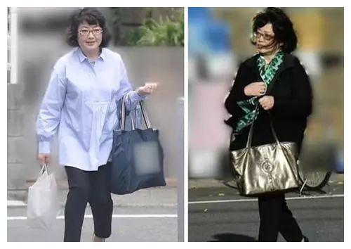 粉色针织衫搭配灰色半身长裙,山口百惠年轻时这套穿搭温柔又经典.