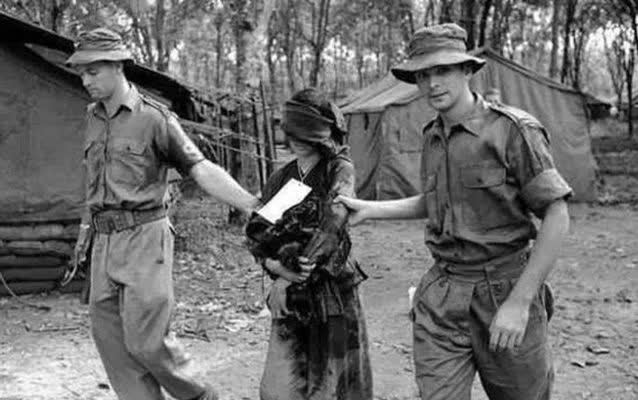 历史老照片:被美军俘虏越南女军,下场惨烈,战争残酷!