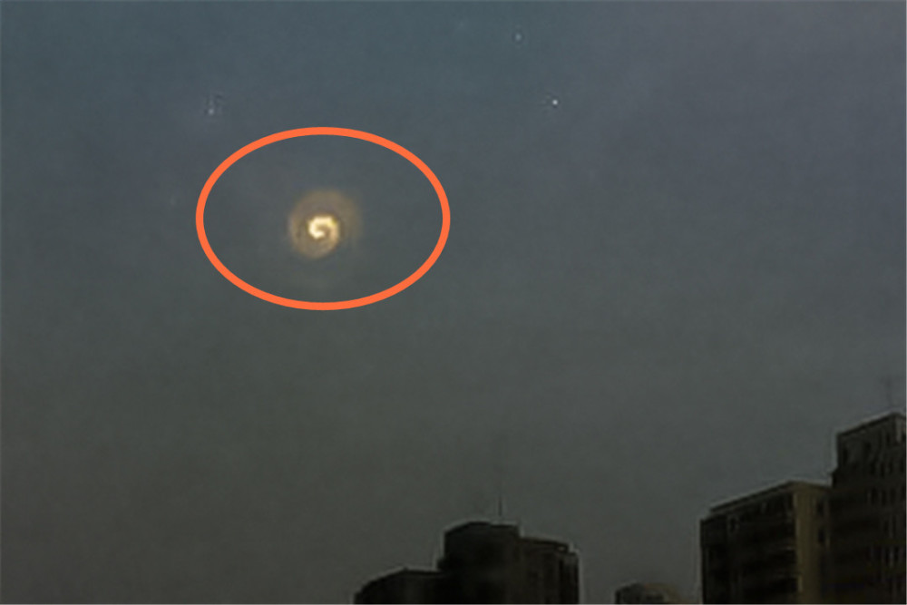 上海空中曾出现螺旋状光点,在空中停留10分钟,外星人来我国了?