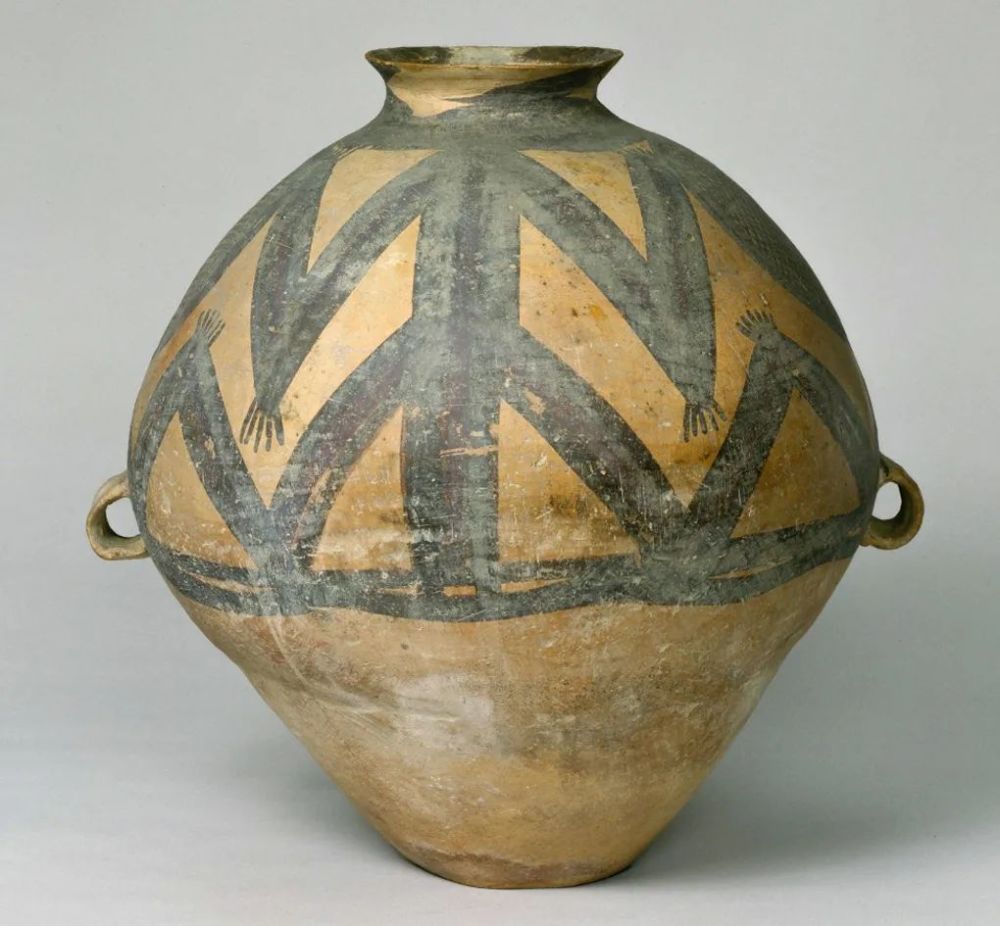 今天给大家介新石器时代马家窑文化,马厂类型,彩陶蛙纹壶.
