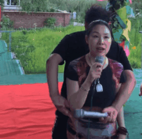而且他现实生活中还有老婆,老婆名叫王小华,也是二人转演员