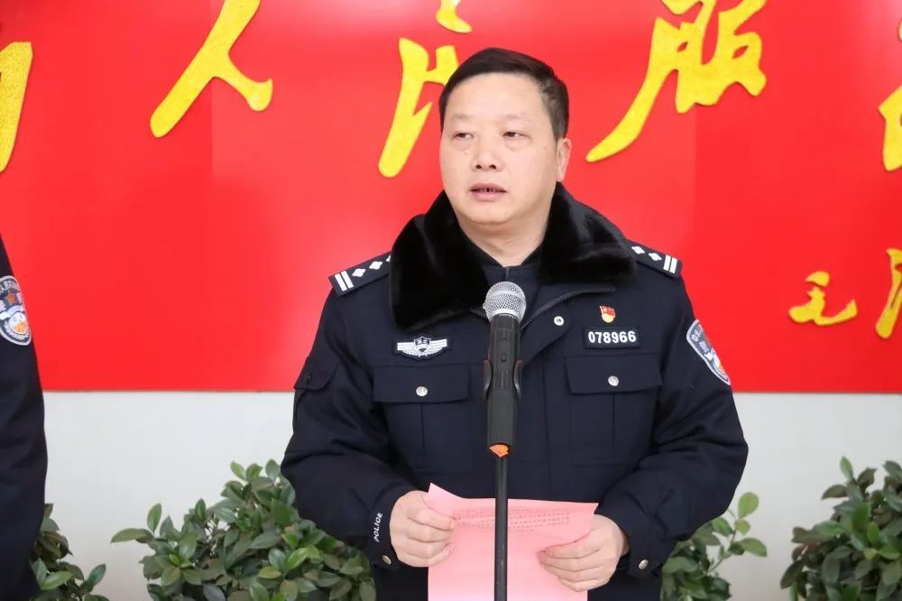 退休民警代表熊峰对局党委的关心厚爱表达了感谢,深情回顾了光荣无悔