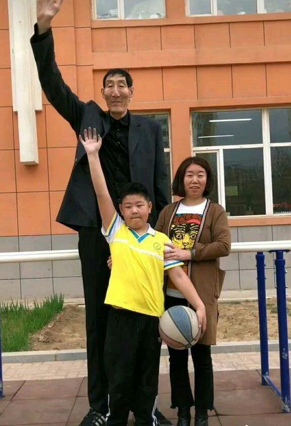 比姚明还高的人!第一高人鲍喜顺的儿子现状如何,能进入职业篮球圈吗