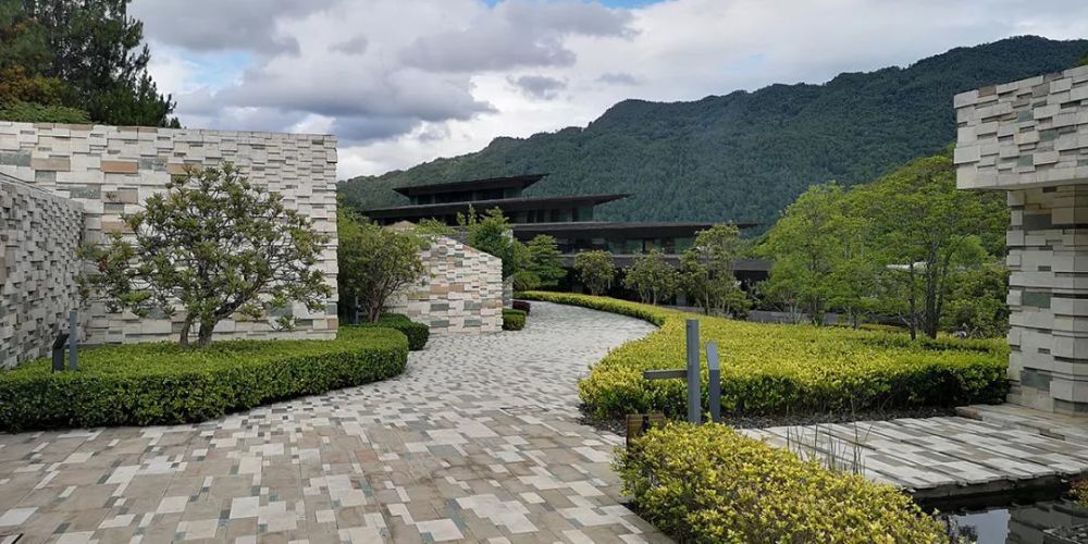云峰山,这应当是云峰山风景名胜区的主入口了,石头纪酒店还