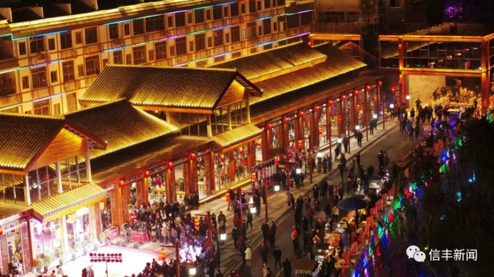 在塘头湾美食街,具有当地特色的店铺前吸引游客市民迫不及待的前来