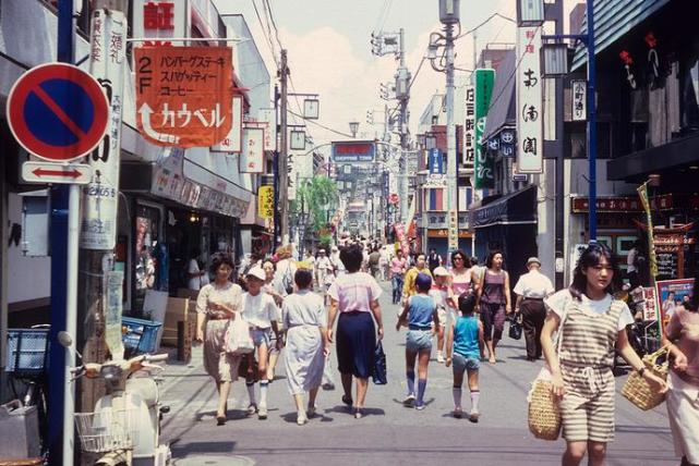 日本40年前的街道景象,车水马龙繁华热闹!比现在很多地方都好