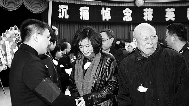 蒋英:嫁给干哥哥钱学森,成就学生李双江,终活成一代传奇