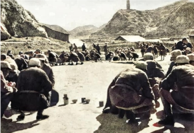 图为1939年,延安抗大的学生在吃午餐,虽然条件艰苦,但延安的抗大依旧