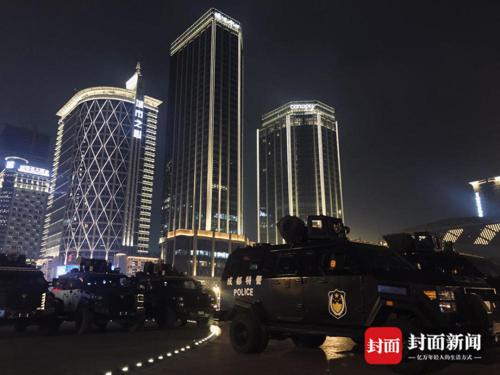秀成都环球中心灯光秀成都天府熊猫塔灯光秀(部分图片由成都市公安
