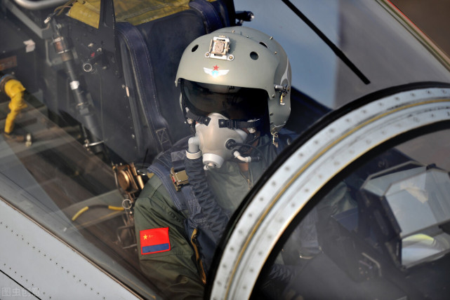 一名王牌飞行员血洒长空妻子手捧骨灰盒老公我们回家