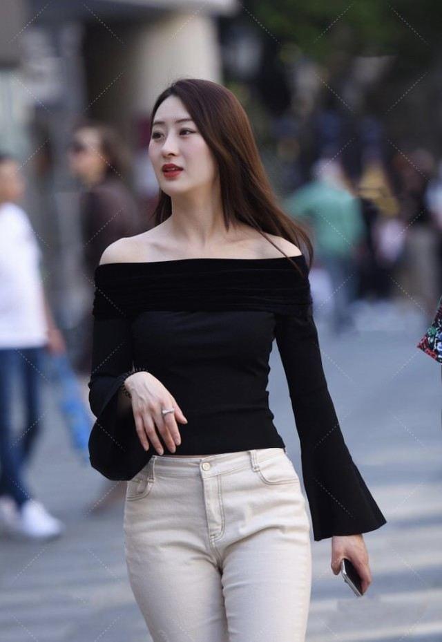 街拍美女黑色一字肩搭配米黄色牛仔裤气质端庄优雅高贵