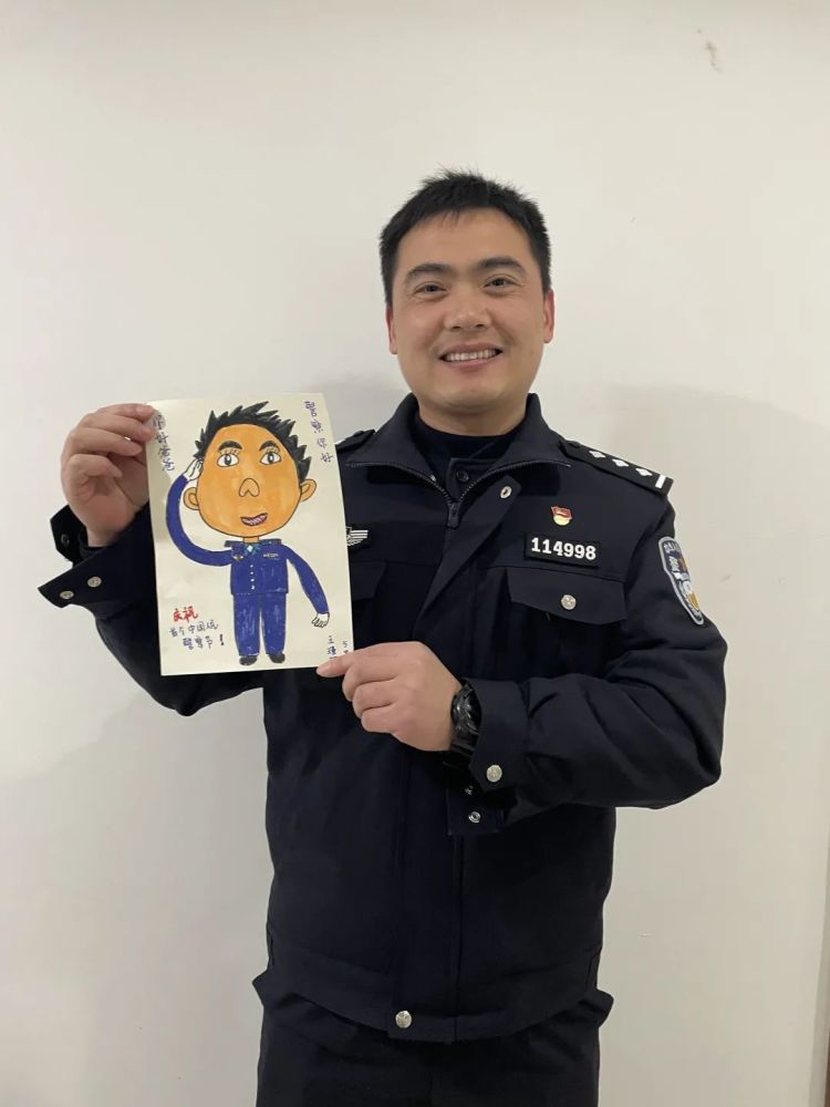 致敬警察节|萌娃来袭,警察叔叔辛苦啦!今日份可爱请查收