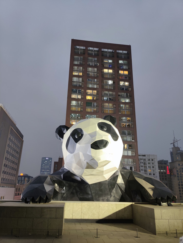 成都一商场因"爬楼的熊猫"成网红打卡地标,游客爱来拍照,呆萌可爱!