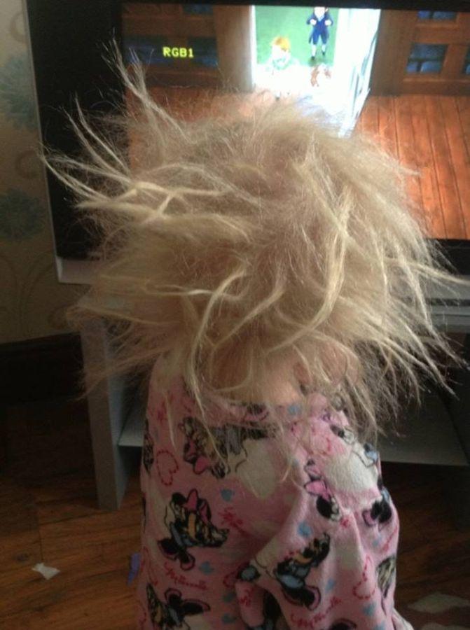 英国女孩从小一头炸毛,自带静电效果,9岁才梳好发型,神似首相
