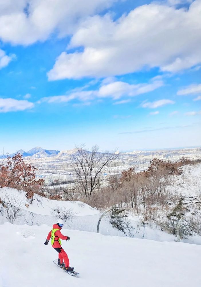 大连滑雪场上排长队也是一道亮丽的风景