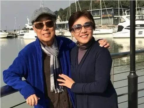 著名相声演员师胜杰离世后,在葬礼上哭到昏厥的妻子,如今怎样了?