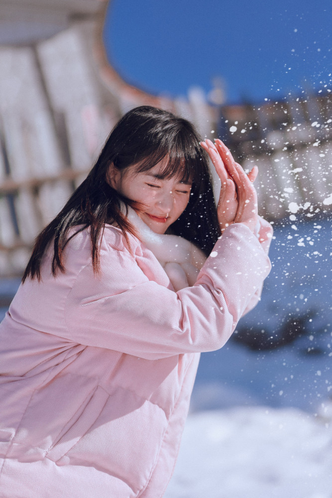 冬日暖阳可爱小姐姐雪中玩耍