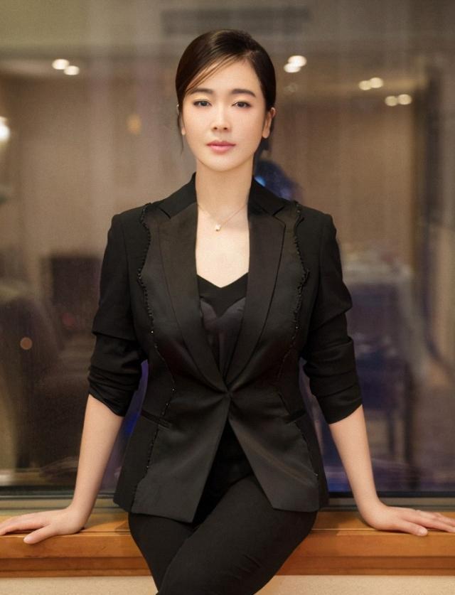 左小青素颜走机场,军绿色羽绒服配马丁靴好洋气,"筷子