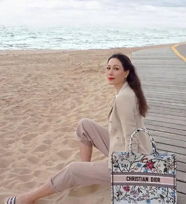 任达华15岁女儿太美了,和妈妈拍时尚大片,大长腿不输妈妈