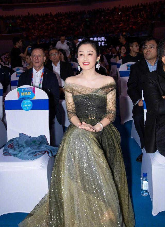 陈红真不像51岁了,一袭墨绿色露肩连衣裙太迷人,气质惊艳