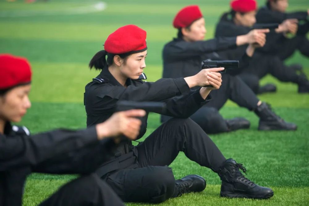 2017年3月7日,武汉女子特警大队的队员进行持枪战术训练.来源:新华社